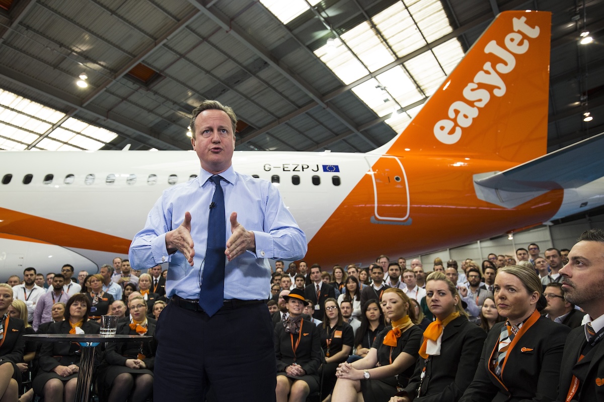 David Cameron durante un comizio del maggio del 2016 all'aeroporto di Londra Luton