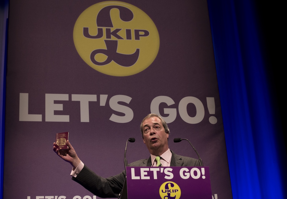 Nigel Farage brandisce un passaporto britannico, com'era solito fare, a Llandudno, in Galles, nel febbraio del 2016