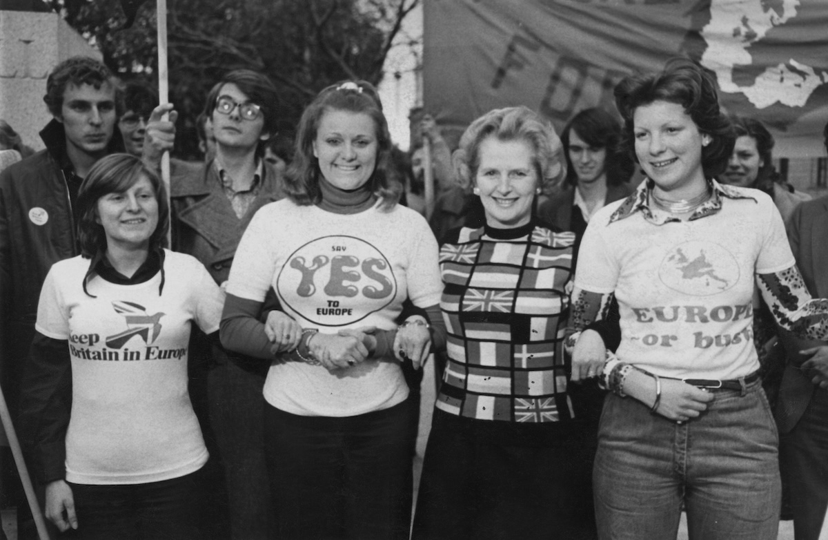 Margaret Thatcher, all'epoca leader dei Conservatori, con una maglia a favore del voto per restare nella CEE rimasta celebre, a Londra nel giugno 1975