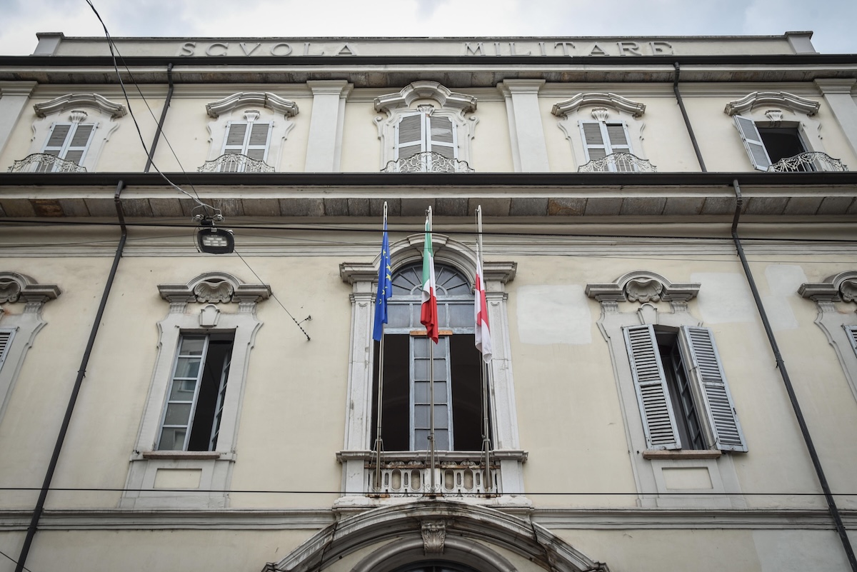Un insegnante della scuola militare Teulié di Milano è stato arrestato con l’accusa di violenze sessuali sugli studenti