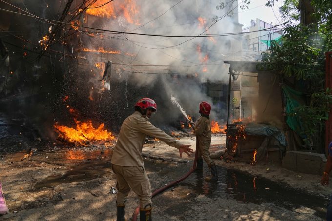 Almeno 21 persone sono morte a causa di un incendio in un hotel a Delhi, in India