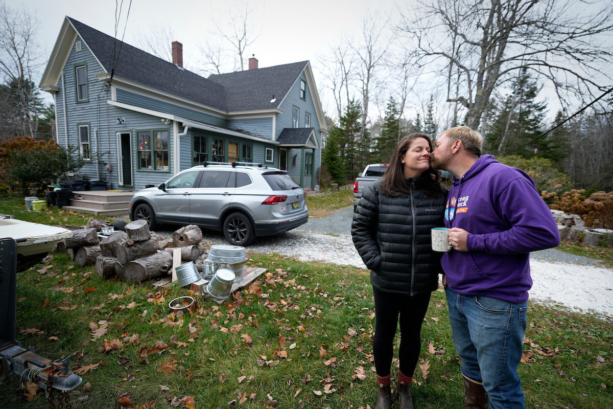 Platner e sua moglie Amy Gertner novembre 2024 (AP Photo/Robert F. Bukaty)