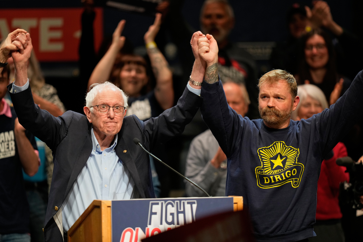 Bernie Sanders e Platner a un evento elettorale in Maine, 24 maggio 2026 (AP Photo/Robert F. Bukaty)