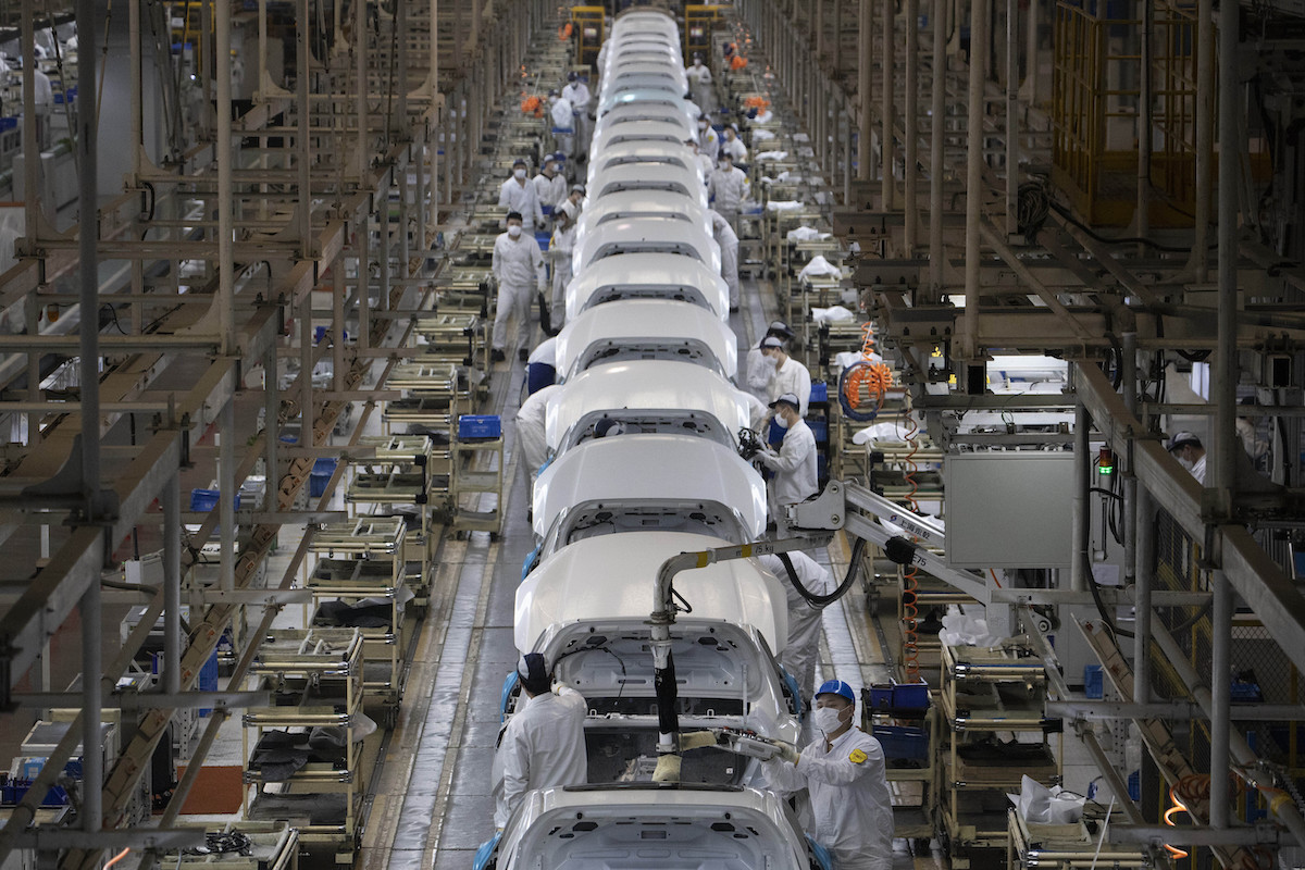 Una fabbrica di automobili a Wuhan, Cina (AP Photo/Ng Han Guan)