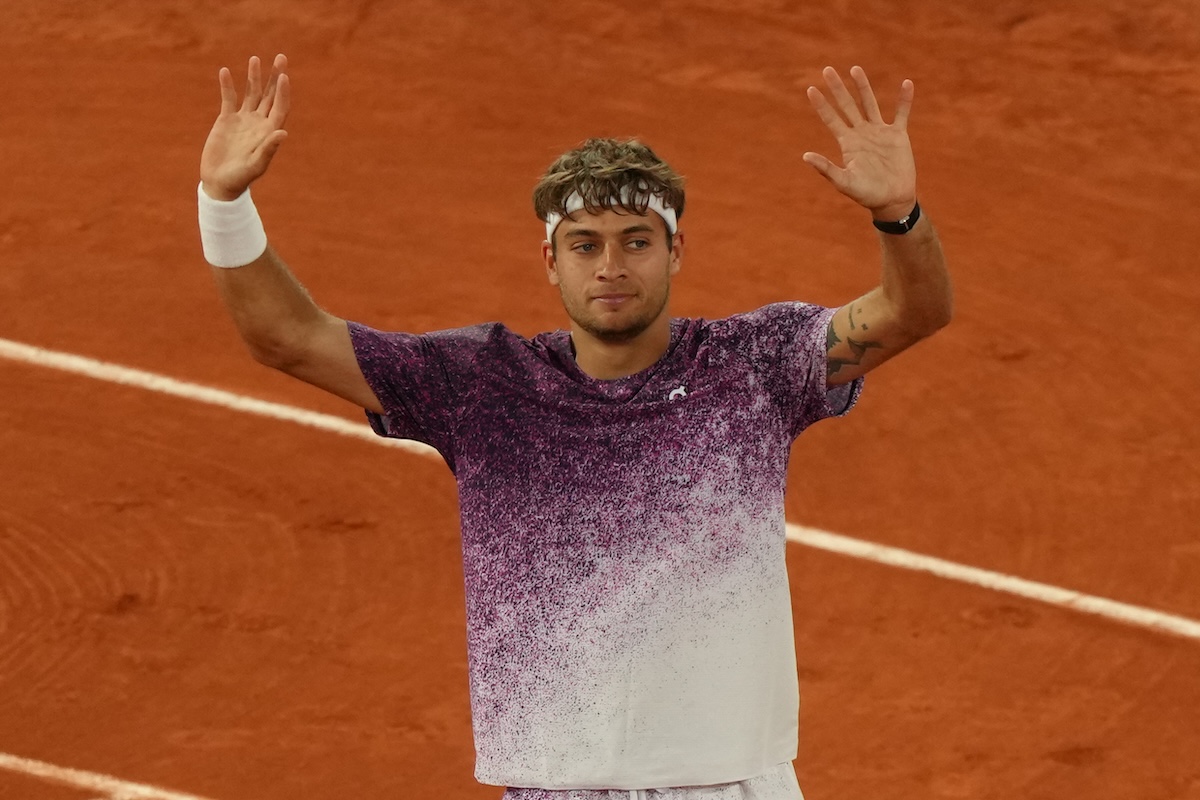 Cobolli andrà in finale al Roland Garros senza giocare la semifinale, per il ritiro di Arnaldi
