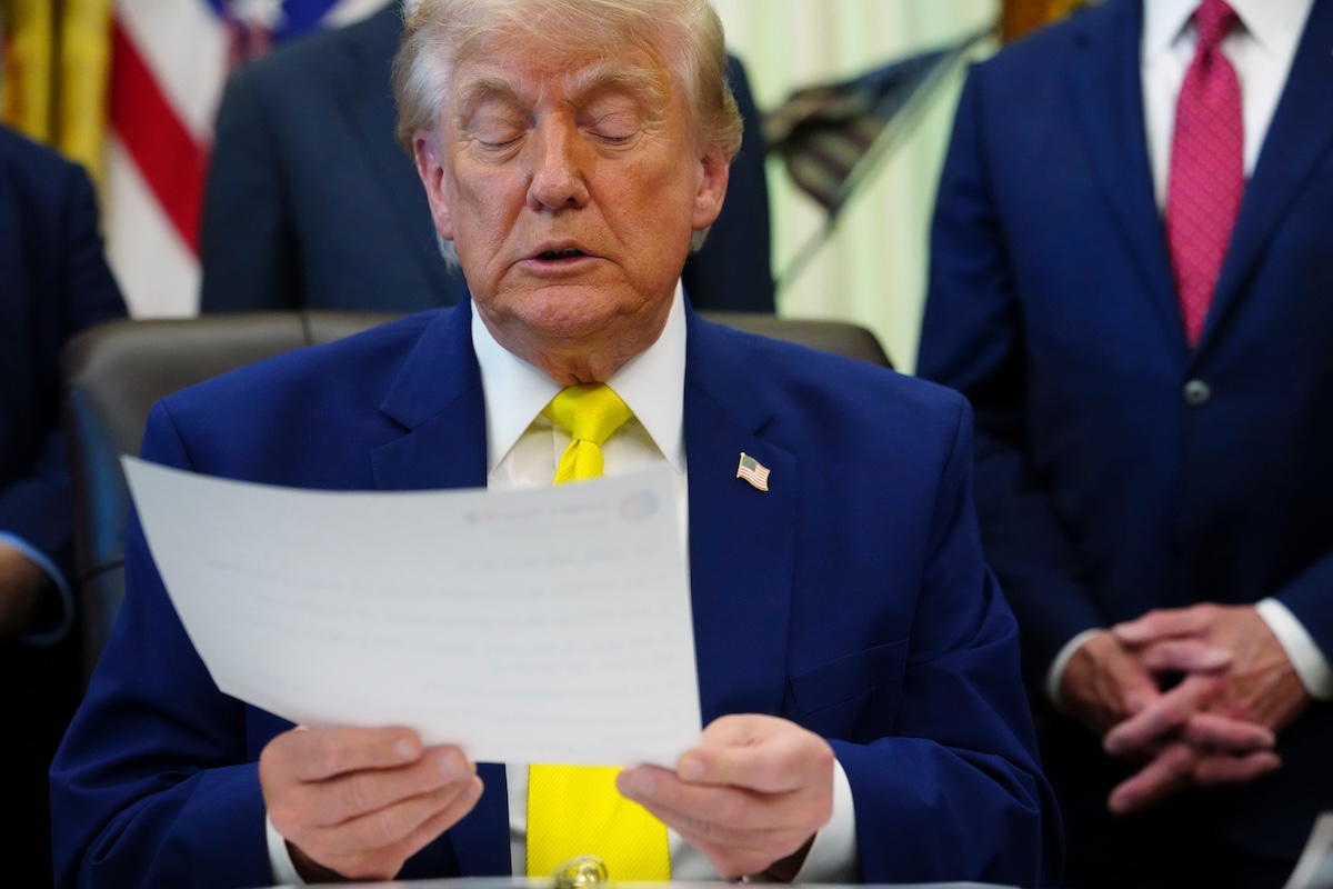 Un tribunale ha giudicato illegale la decisione di Trump di sospendere la valutazione delle richieste di asilo negli Stati Uniti