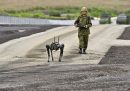 Un militare telecomanda un robot quadrupede