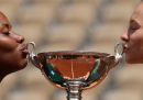 Le due tenniste baciano la coppa