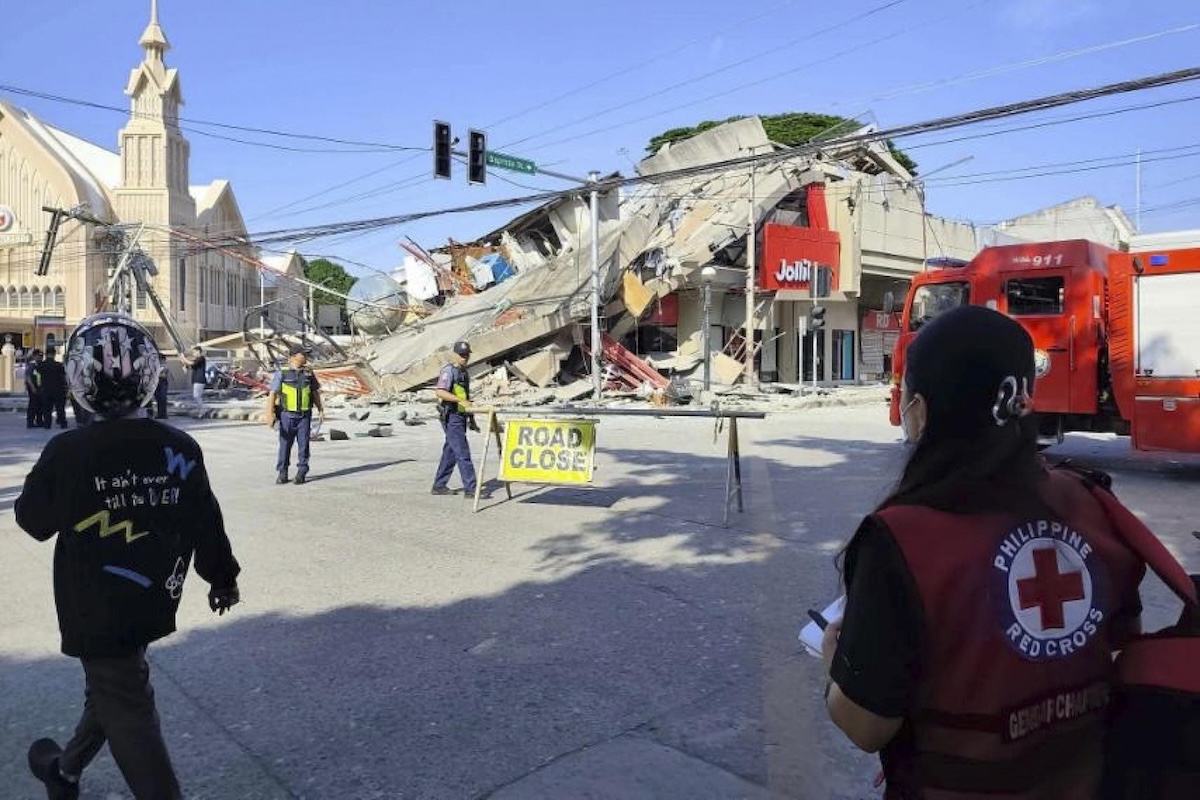 C’è stato un terremoto di magnitudo 7.8 nelle Filippine: tre persone sono morte ed è stata diffusa un’allerta tsunami