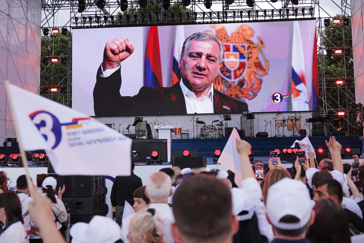 Un comizio di Samvel Karapetyan a Yerevan, 3 giugnio 2026 (AP Photo/Anthony Pizzoferrato)