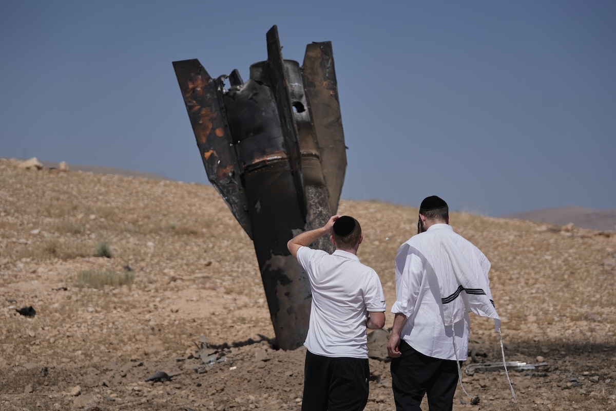 I resti di un missile iraniano vicino a Gerico, in Cisgiordania, l'8 giugno