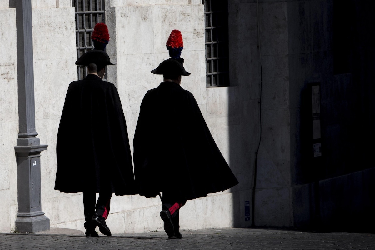 Perché la polizia non può entrare in parlamento