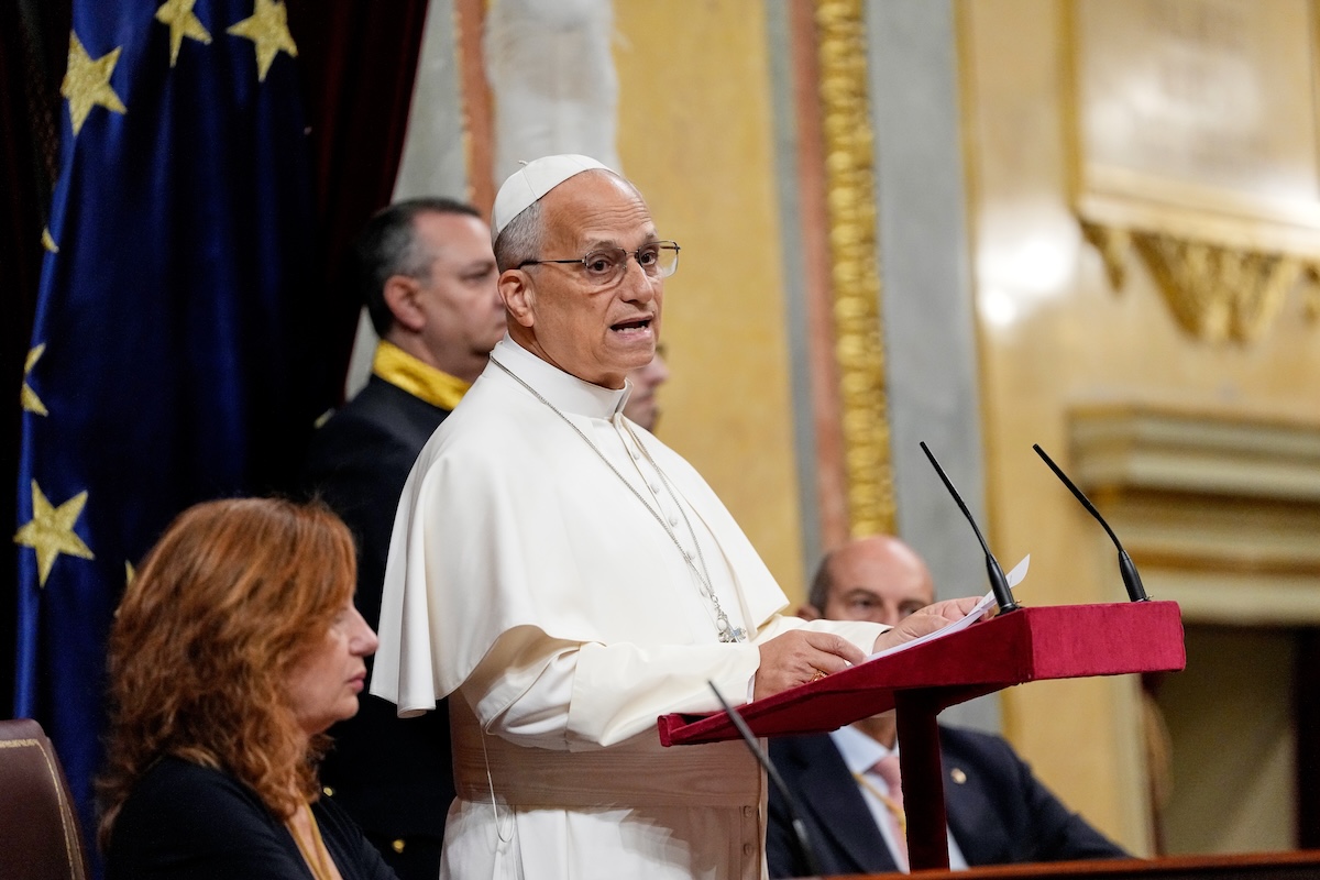 Leggi l'articolo: La standing ovation dei parlamentari spagnoli per papa Leone XIV