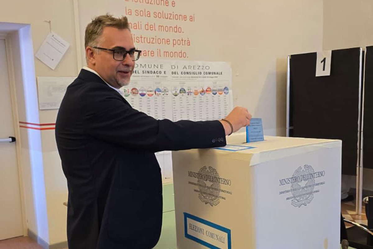 Il centrodestra ha vinto il ballottaggio delle comunali ad Arezzo e Macerata