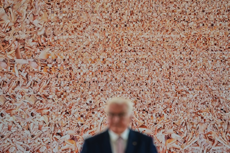 Il presidente tedesco Frank-Walter Steinmeier, sfocato, davanti all'opera Hard String dell'artista Monica Bonvicini, all'anteprima stampa di una mostra di arte contemporanea al Palazzo Bellevue (AP Photo/Markus Schreiber)