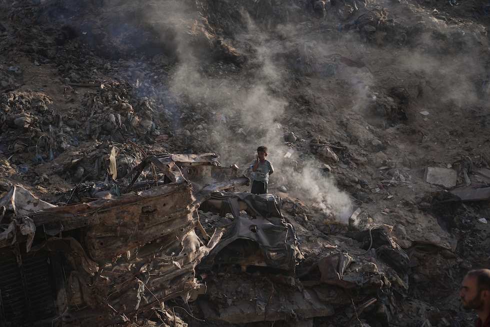 Un bambino in una discarica (AP Photo/Jehad Alshrafi)