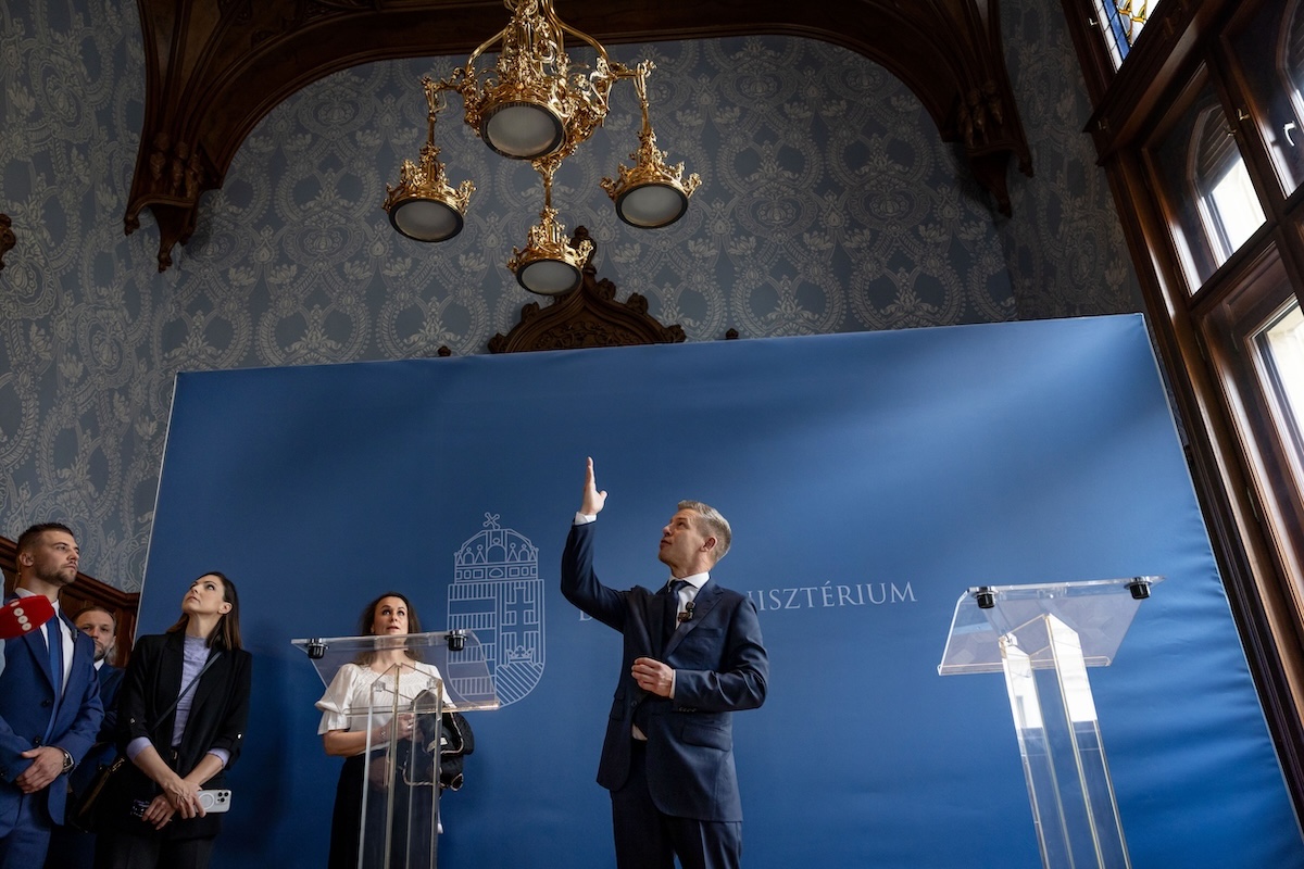 Péter Magyar porta alcuni giornalisti a visitare l'interno dei palazzi governativi allestiti da Orbán, il 16 maggio a Budapest