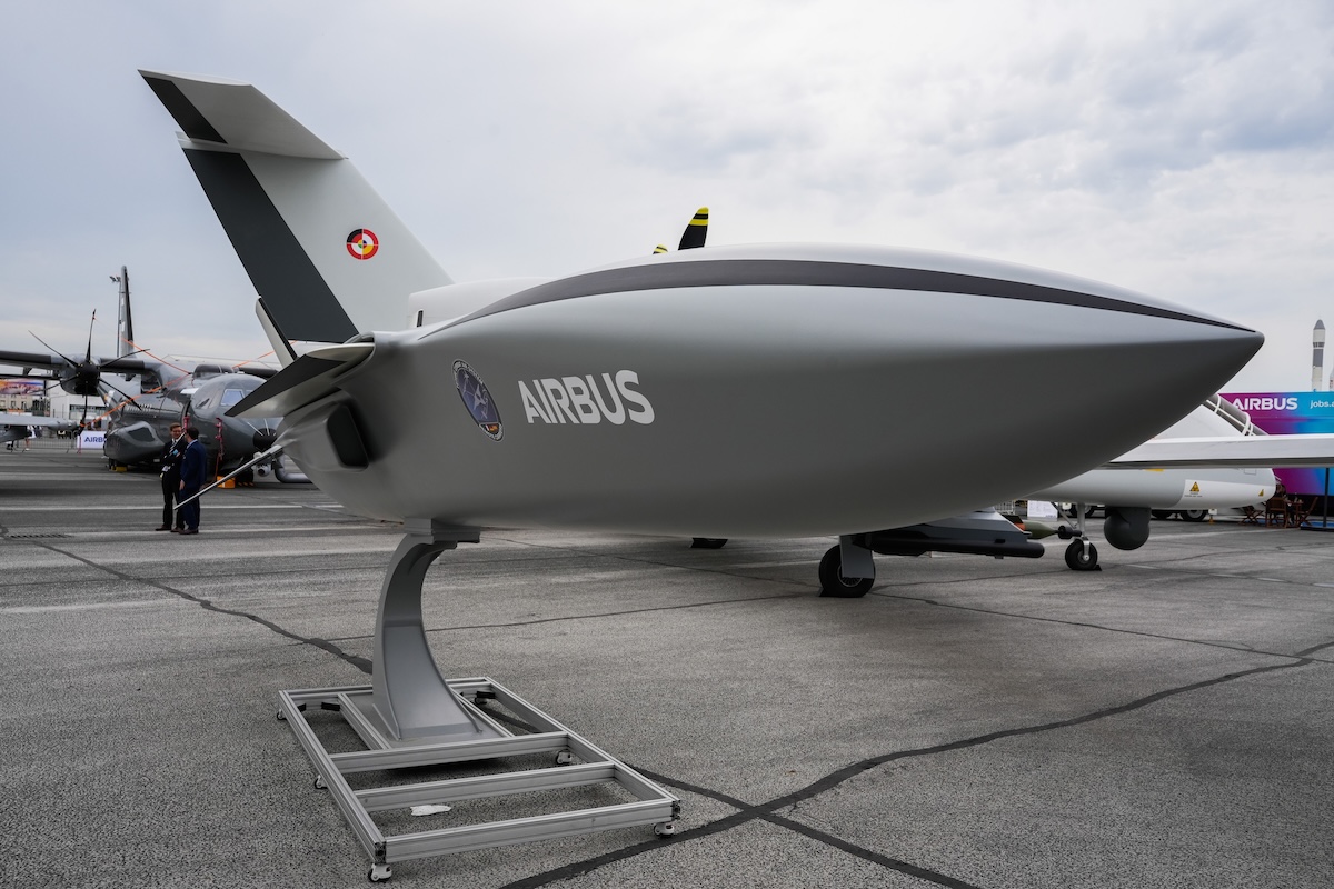 Un modellino di un ipotetico drone del FCAS realizzato da Airbus in mostra a Parigi, il 20 giugno 2023 (Nathan Laine/Bloomberg)