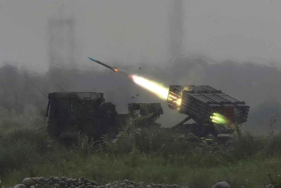 Un razzo d'artiglieria sparato durante un'esercitazione (AP Photo/Chiang Ying-ying)
