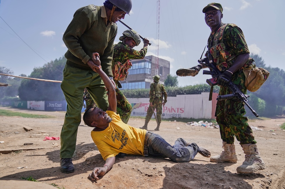 Un manifestante arrestato dalla polizia durante una protesta contro la proposta degli Stati Uniti di istituire un centro di quarantena per l'Ebola presso la base aerea di Laikipia (AP Photo/Brian Inganga)
