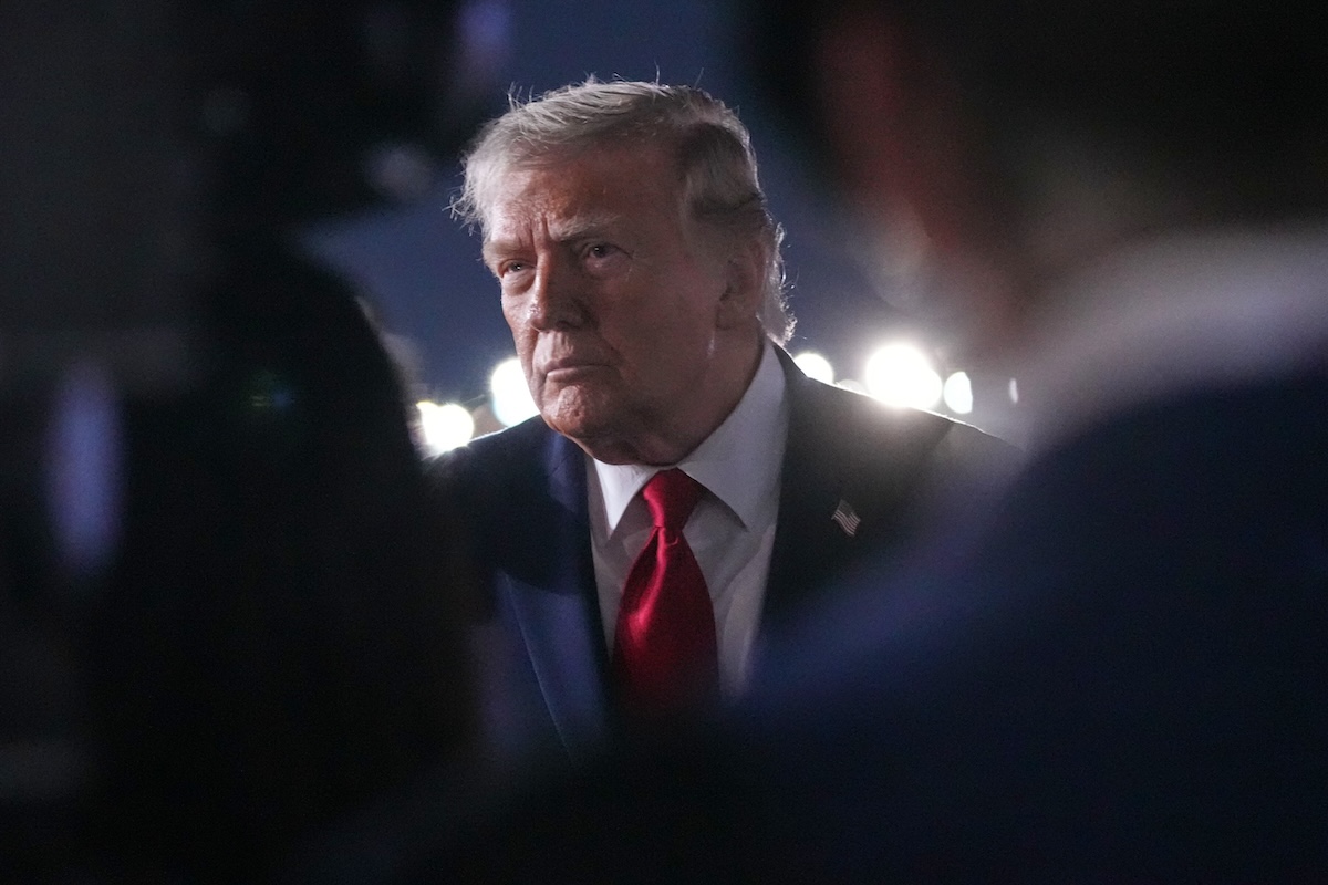 Trump ha accusato l’Iran di avere abbattuto un elicottero statunitense sullo stretto di Hormuz e ha minacciato di vendicarsi