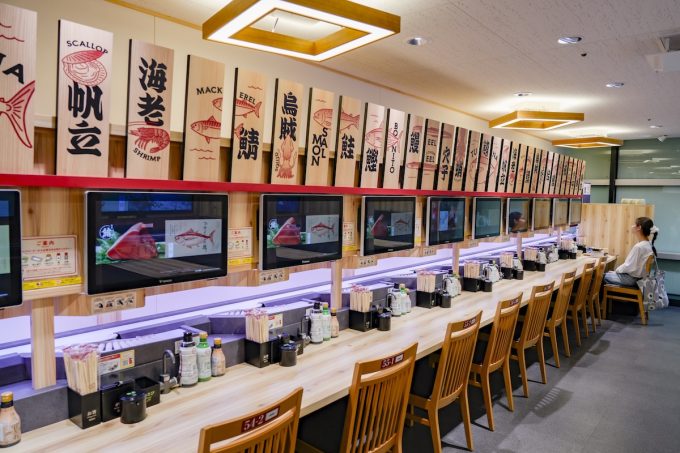 Il sushi sul nastro trasportatore sta uscendo dal Giappone