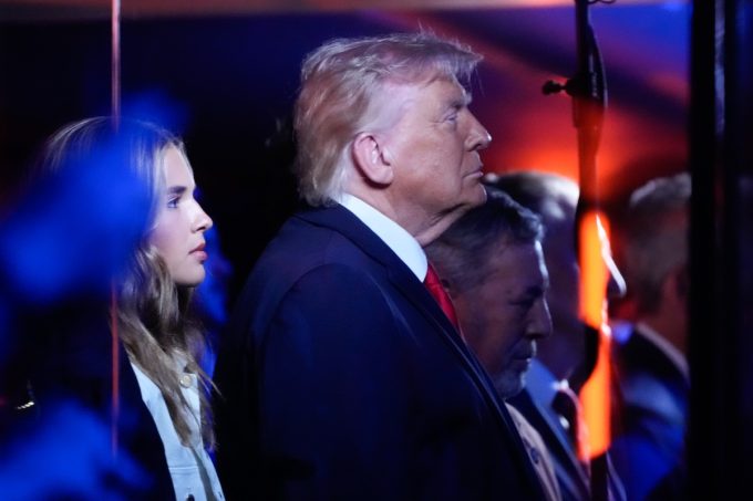 Le contestazioni a Trump durante le finali di NBA al Madison