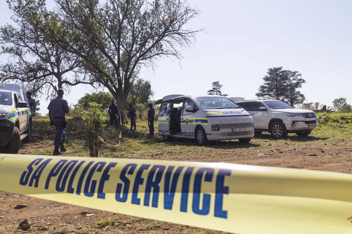 Dodici persone sono state uccise durante una sparatoria poco fuori Johannesburg, in Sudafrica