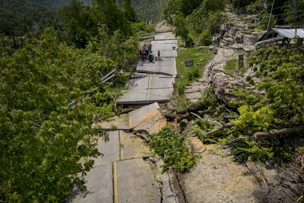 Una strada danneggiata dal terremoto di magnitudo 7.8 dell'8 giugno, che ha causato la morte di almeno 45 persone  (Ezra Acayan/Getty Images)
