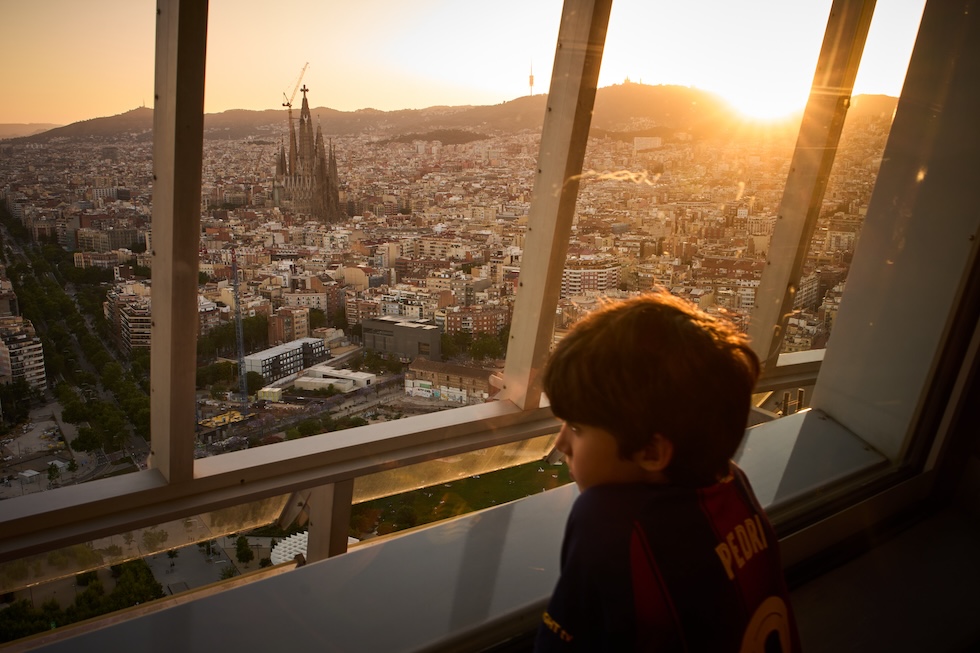 L'alba e la Sagrada Familia, viste dall'osservatorio Mirador Torre Glòries (AP Photo/Emilio Morenatti)

