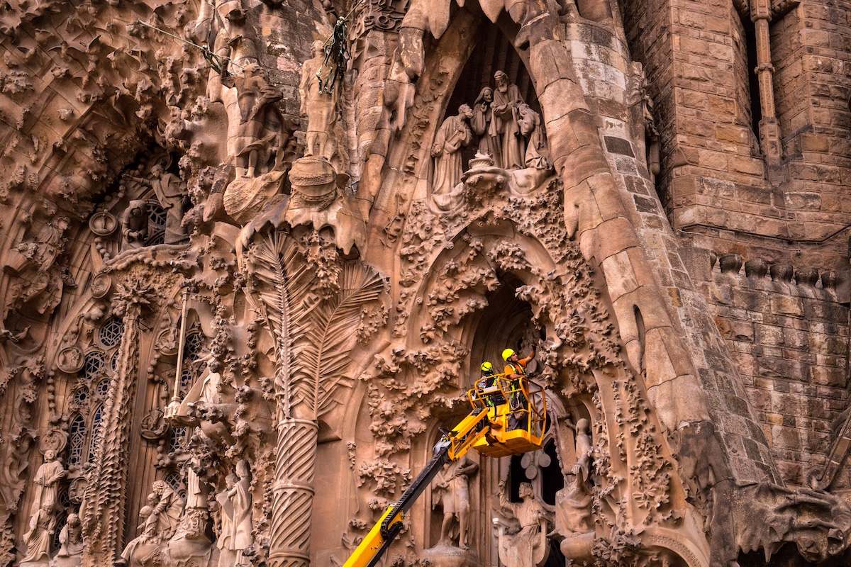 Operai al lavoro sulla facciata della Natività