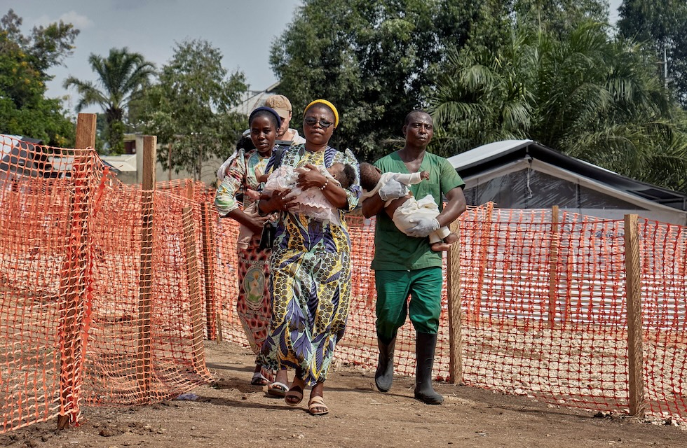 Suore congolesi con bambini di un orfanotrofio risultati negativi all'Ebola, fuori dalla struttura di un centro medico (REUTERS/Gradel Muyisa Mumbere)
