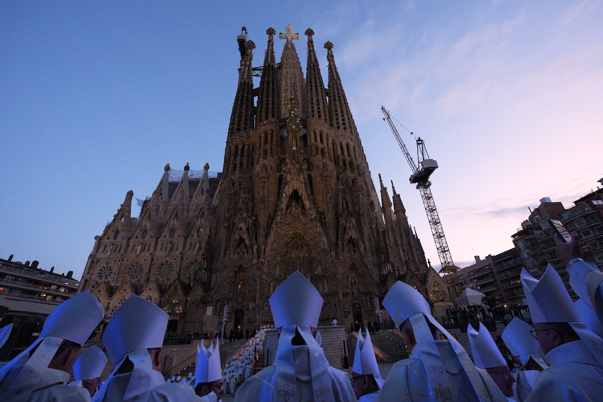 Il momento conclusivo della cerimonia, all'esterno della basilica