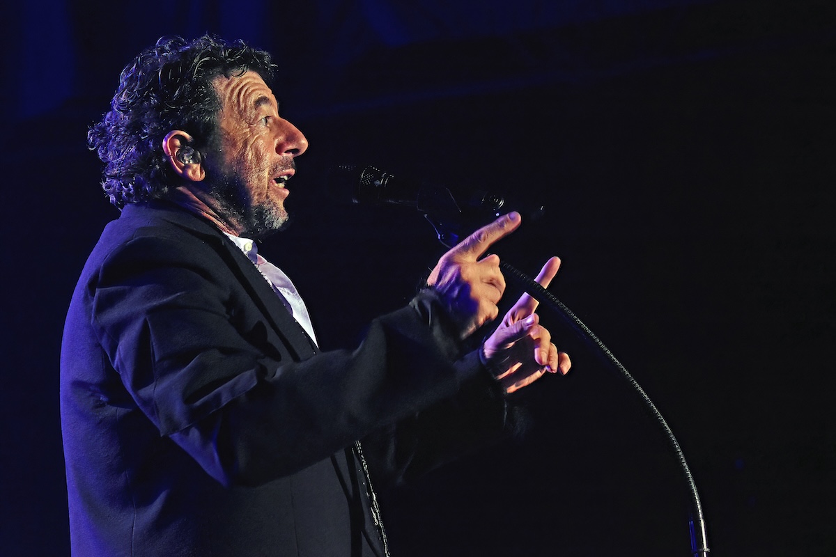 Il cantante e attore francese Patrick Bruel è stato incriminato per stupro e molestie sessuali
