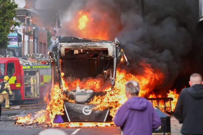 Le violente proteste anti-immigrazione a Belfast