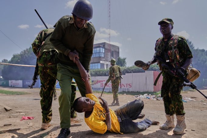Le proteste in Kenya contro il centro di isolamento statunit
