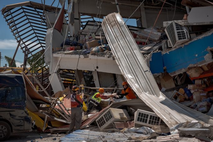 I soccorsi per il terremoto di lunedì nelle Filipp