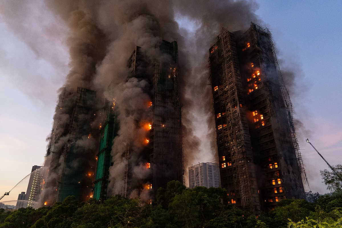 Due aziende e sette persone sono state incriminate per il grave incendio nei grattacieli di Hong Kong dello scorso novembre