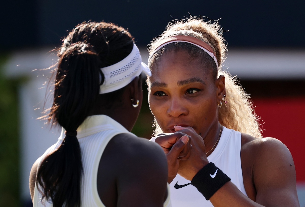 Serena Williams è fuori dal suo primo torneo dal ritorno al tennis professionistico, per il ritiro della sua compagna di doppio