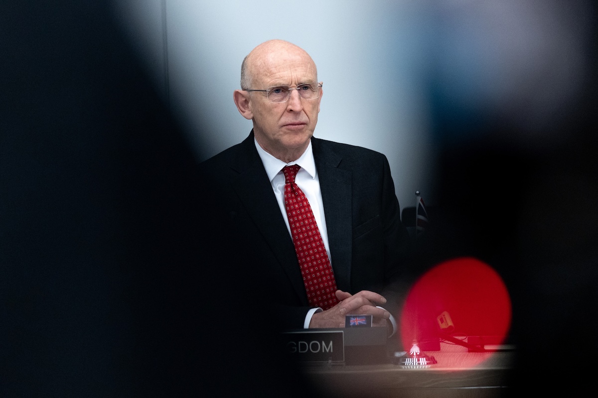 Si è dimesso il ministro della Difesa del Regno Unito John Healey, il sesto membro del governo a lasciare l’incarico in un mese