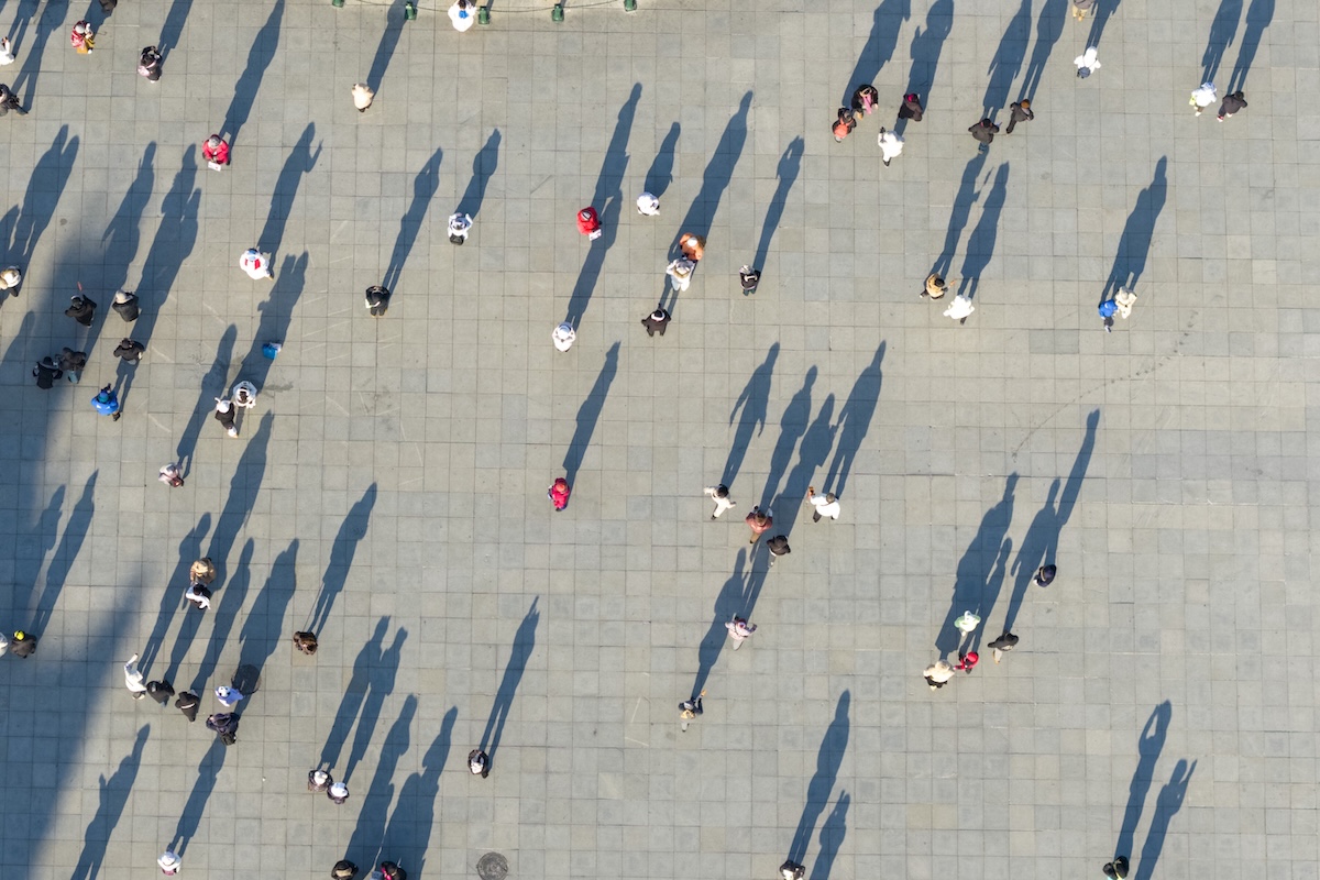 Un gruppo di passanti visti dall'alto