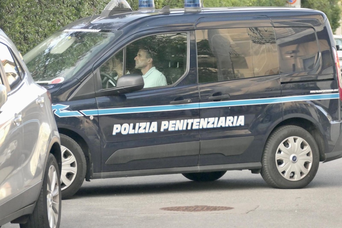 È stata condannata a 18 anni la donna che a Viareggio investì più volte e uccise un uomo marocchino che le aveva rubato la borsa