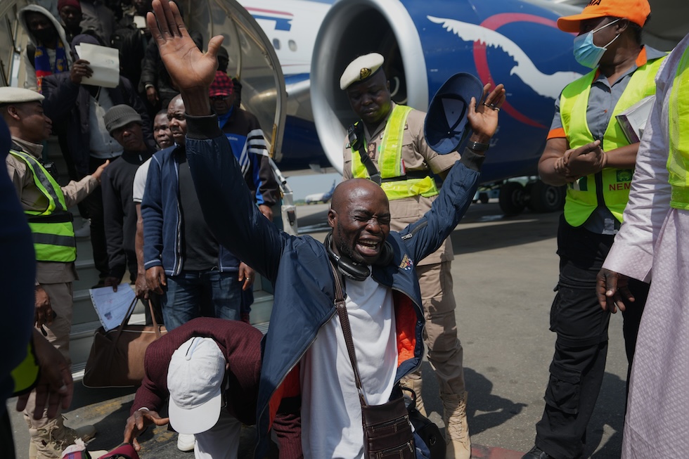 Cittadini nigeriani rimpatriati dal Sudafrica per timore di aggressioni dopo settimane di proteste xenofobe, al loro arrivo all'aeroporto internazionale Murtala Muhammed (AP Photo/Sunday Alamba)
