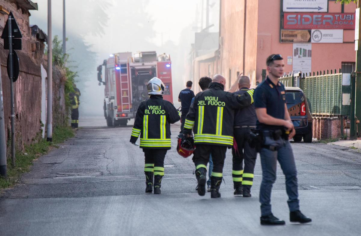 È in corso un incendio nella zona del Mandrione, a Roma