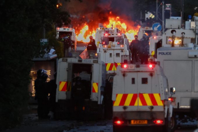 La seconda notte di disordini a Belfast