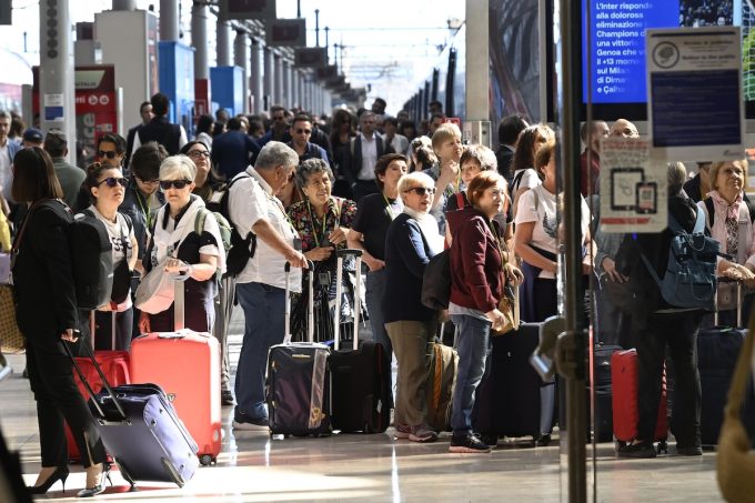 È in corso uno sciopero nazionale dei treni di 23 