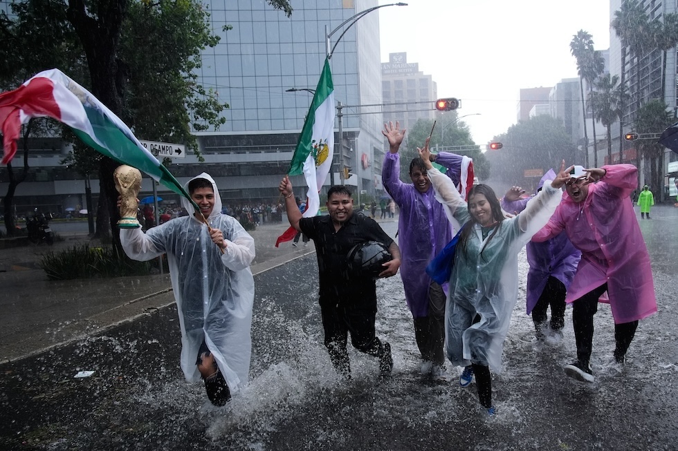 Tifosi festeggiano la vittoria del Messico contro il Sudafrica nella prima partita dei Mondiali di calcio  (AP Photo/Marco Ugarte)
