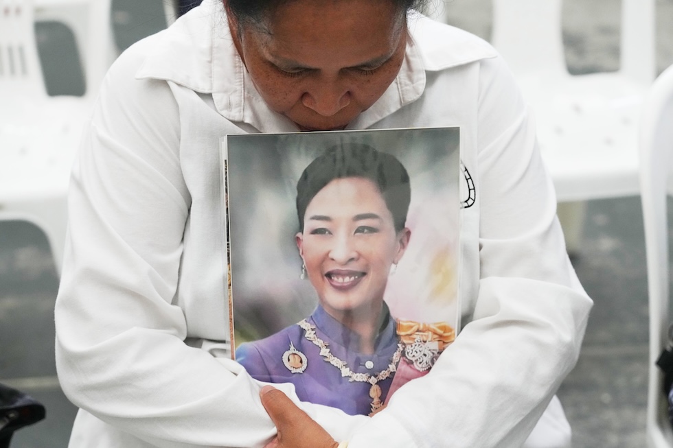 Una persona con il ritratto della principessa Bajrakitiyabha, morta a 47 anni: da tre era in coma per via di alcuni gravi problemi cardiaci causati da un’infezione batterica (AP Photo/Sakchai Lalit)
