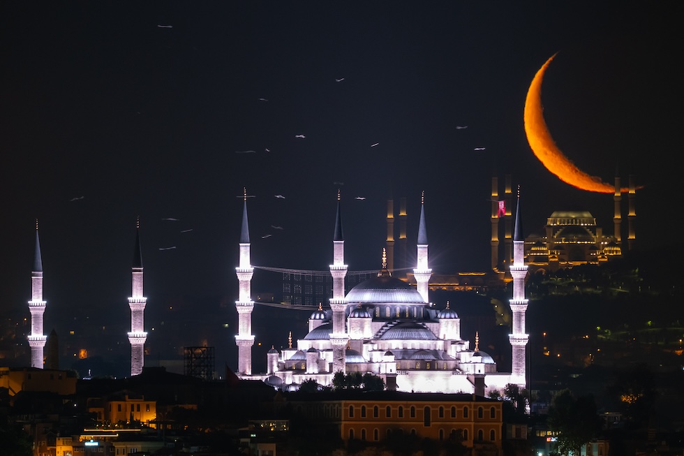 C'era questa luna stanotte a Istanbul. Quella che si vede è la Moschea Blu, e dietro c'è la moschea di Camlica  (AP Photo/Emrah Gurel)
