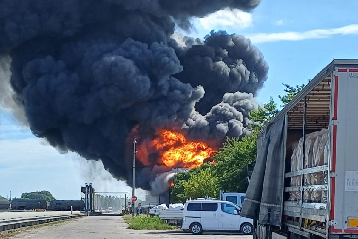C’è stato un incendio in un magazzino di materiale plastico a Mantova: centinaia di dipendenti sono stati evacuati